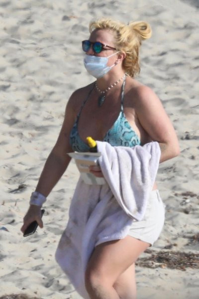 Britney Spears maskesiyle güneşlendi