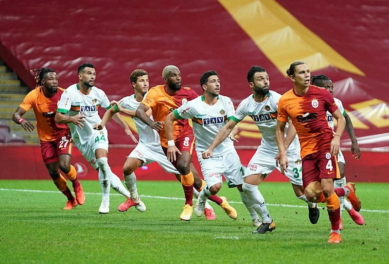 Galatasaray'da kadroya alınmayan yıldız kriz çıkardı!