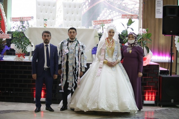Aşiret düğününde takı yarışı