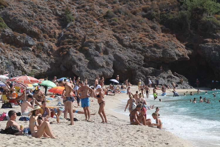 Antalya'da bitmeyen yaz! Sahiller tıklım tıklım...