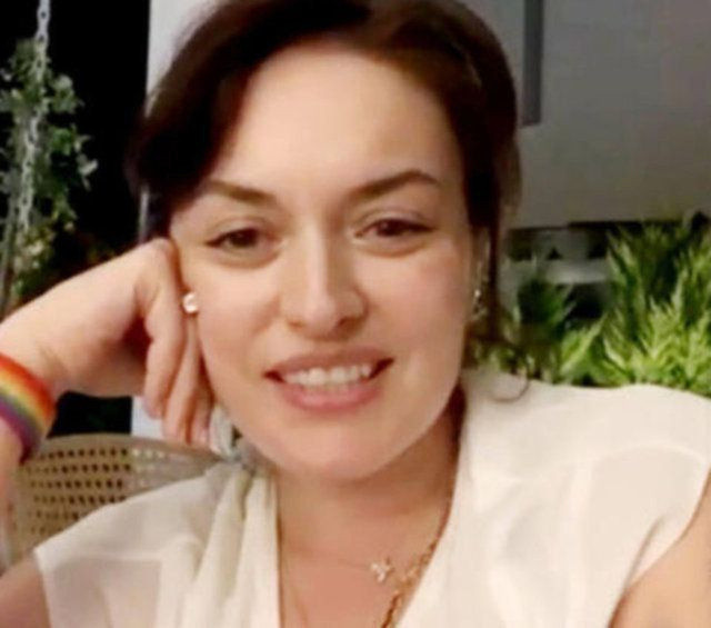 Ezgi Mola: Hep öpücüklere boğ beni sevgilim