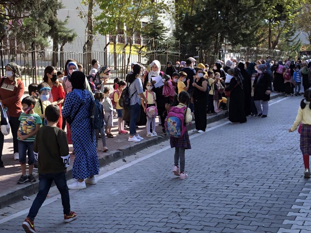 Yüz yüze eğitimde korkutan görüntü!