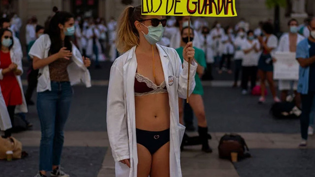 İspanya'da sağlık çalışanları protesto için soyundu
