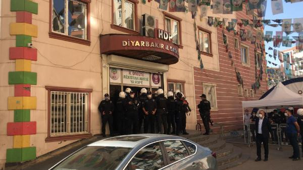 Diyarbakır'da HDP binalarına polis baskını! Gözaltılar var - Resim : 1