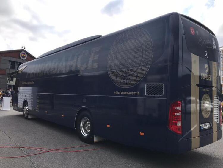 Fenerbahçe takım otobüsünde ''sevgi kurşun geçirmez'' detayı