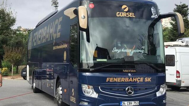 Fenerbahçe takım otobüsünde ''sevgi kurşun geçirmez'' detayı