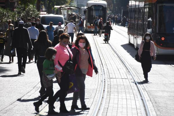 Eskişehir'de koronavirüs vakaları artarken maskeler çenede!