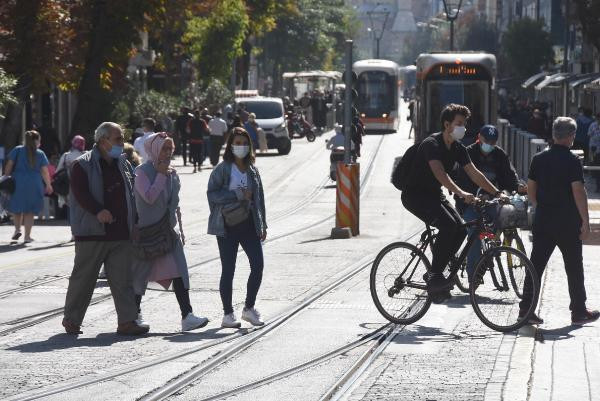 Eskişehir'de koronavirüs vakaları artarken maskeler çenede!