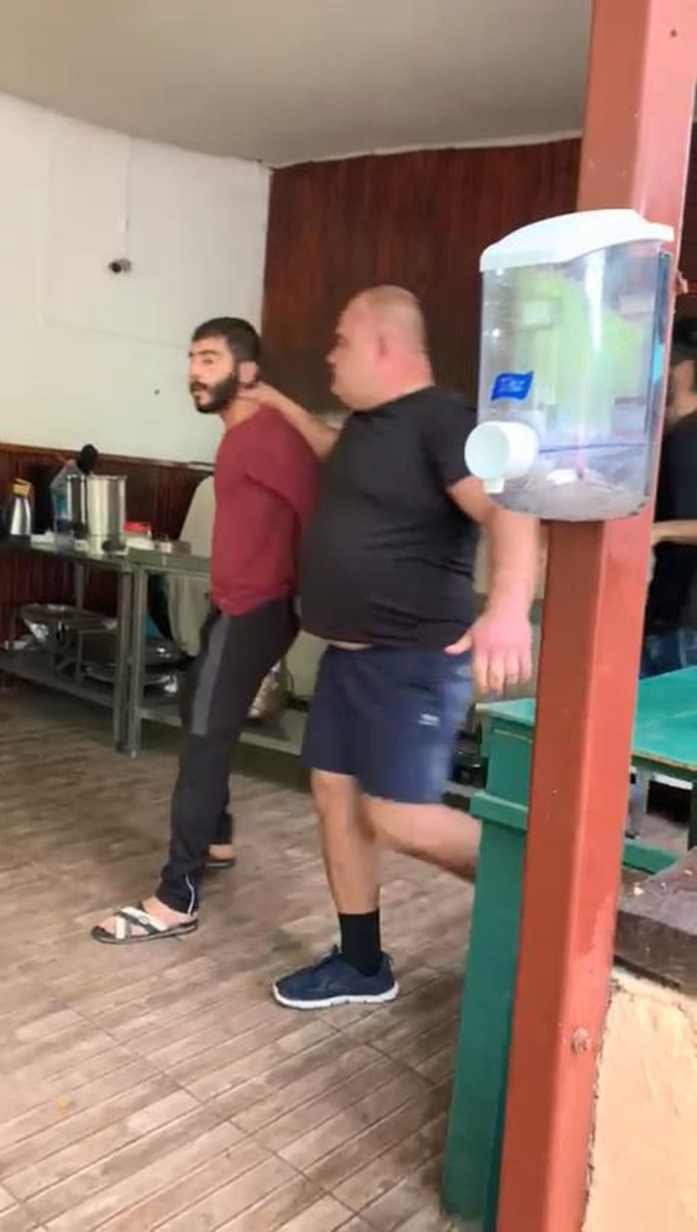 15 kişilik Rus grubu otel basıp, işkence yaptı!