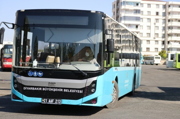 Ojeli tırnakları, topuklu ayakkabılarıyla kadın otobüs şoförleri iş başında