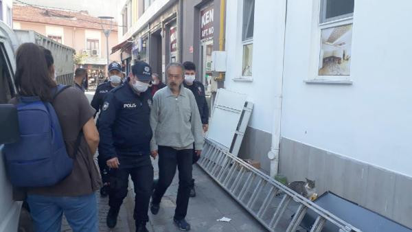 Bir ilginç olay! Evdeki eşyaları pencereden sokağa attı - Resim: 3