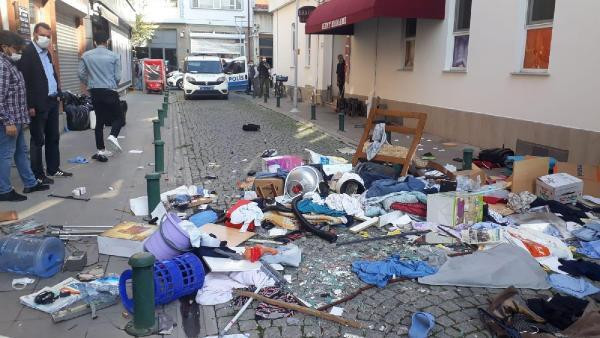 Bir ilginç olay! Evdeki eşyaları pencereden sokağa attı - Resim: 4