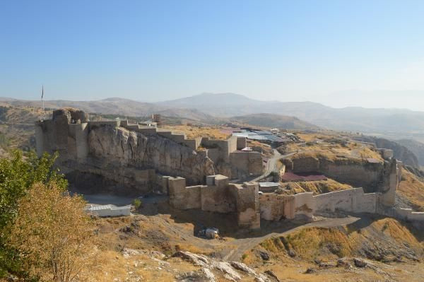 Harput Kalesi'ndeki kazılarda 7 yılda 110 bin obje bulundu