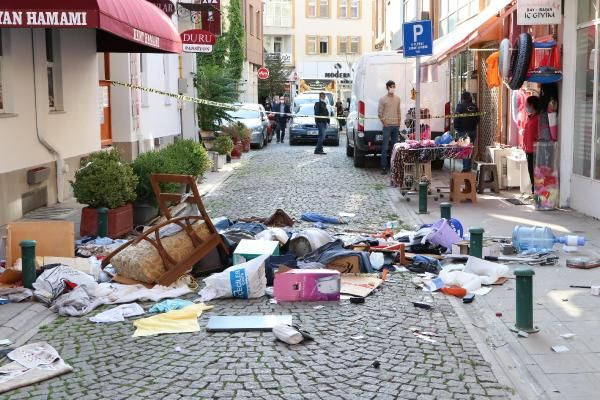 Evdeki eşyaları pencereden sokağa attı