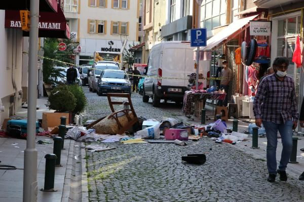 Evdeki eşyaları pencereden sokağa attı