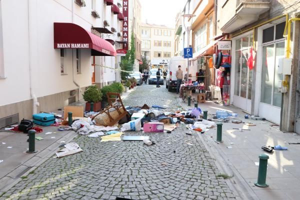 Evdeki eşyaları pencereden sokağa attı