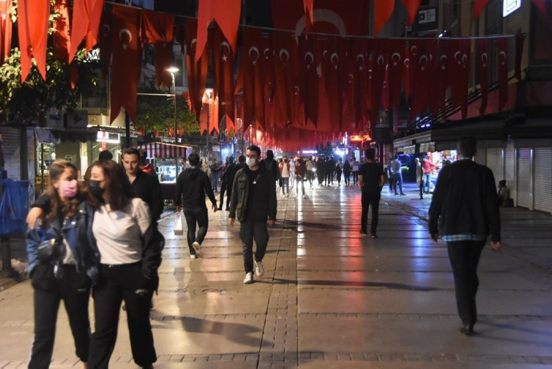 İzmir'de uyarılara rağmen ''pes'' dedirten görüntüler!