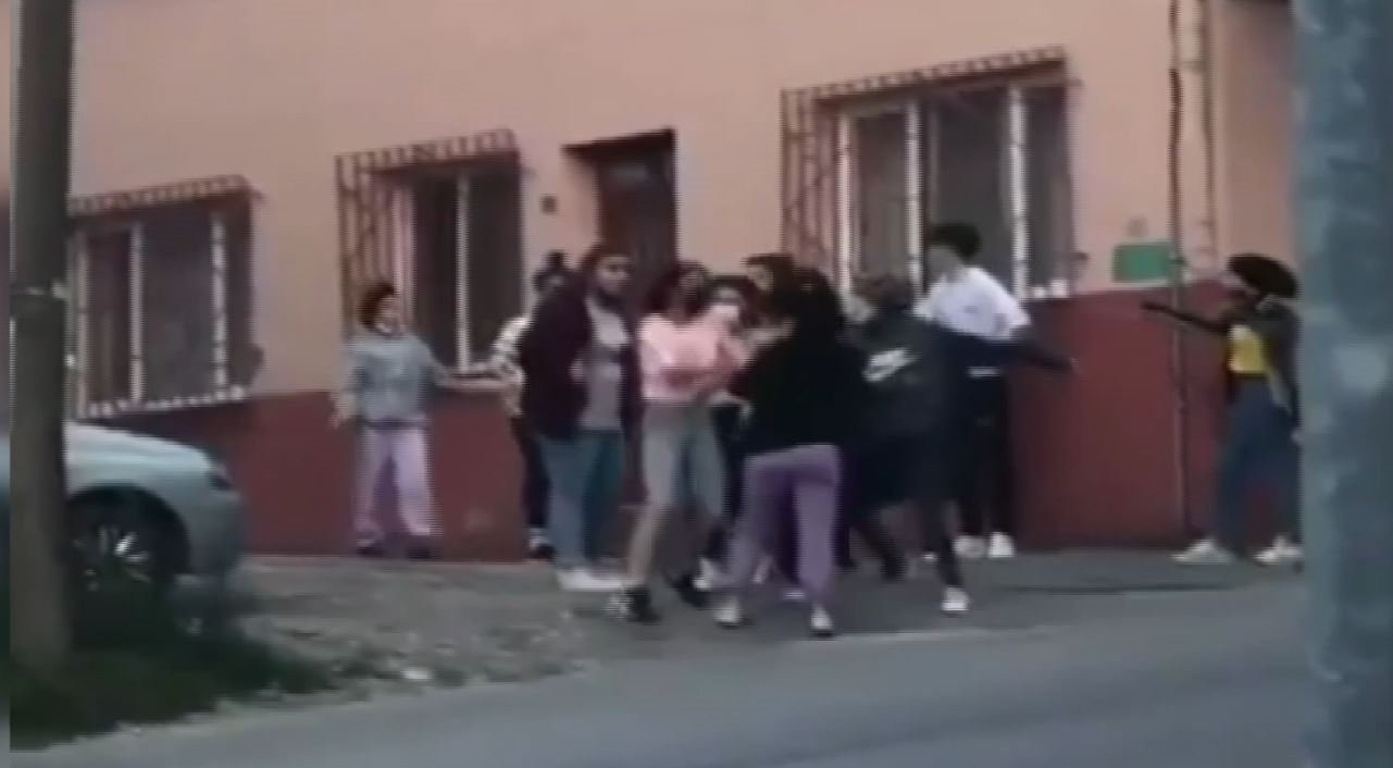 Liseli kızların erkek kavgası kamerada!