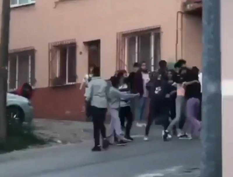 Liseli kızların erkek kavgası kamerada!