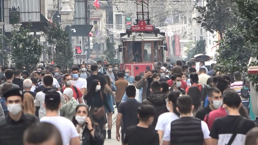 İstanbullu koronaya rağmen pazar gezmesinden vazgeçmedi