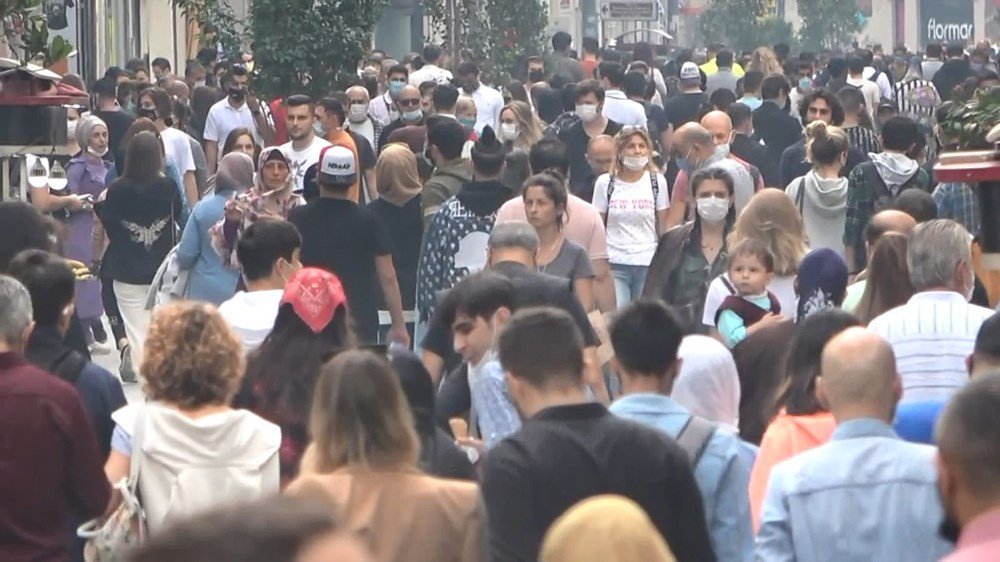 İstanbullu koronaya rağmen pazar gezmesinden vazgeçmedi
