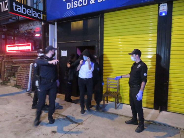 Eğlence mekanına polis baskını: 49 kişiye ceza yağdı!