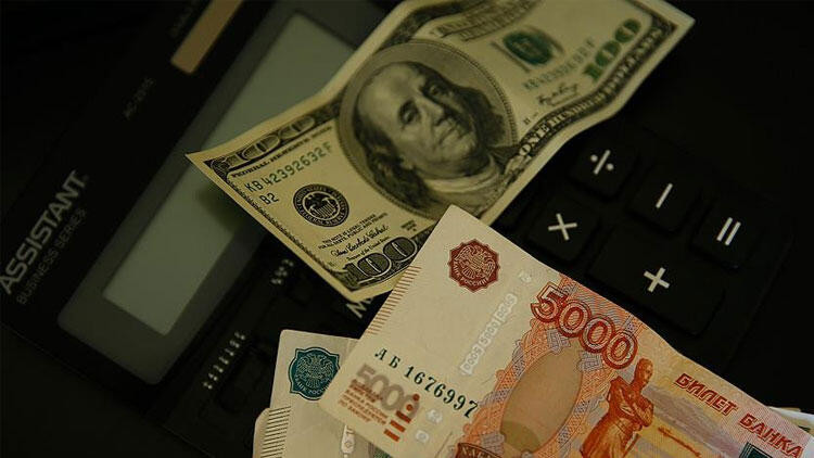 Rusya'da bankalarda unutulan para dudak uçuklattı