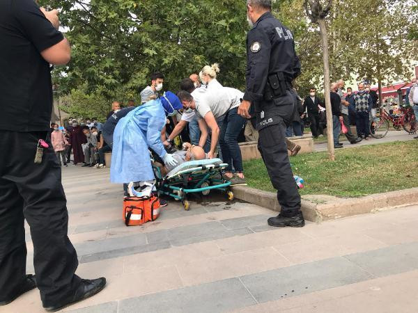 Kavgayı ayırmak istedi, az kalsın canından oluyordu