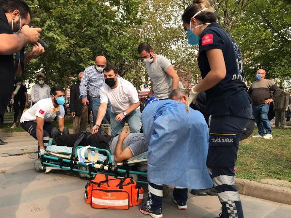 Kavgayı ayırmak istedi, az kalsın canından oluyordu