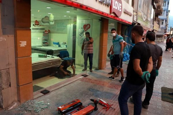 İskenderun'da patlamanın yaşandığı caddede teröre ‘Türk bayraklı’ tepki
