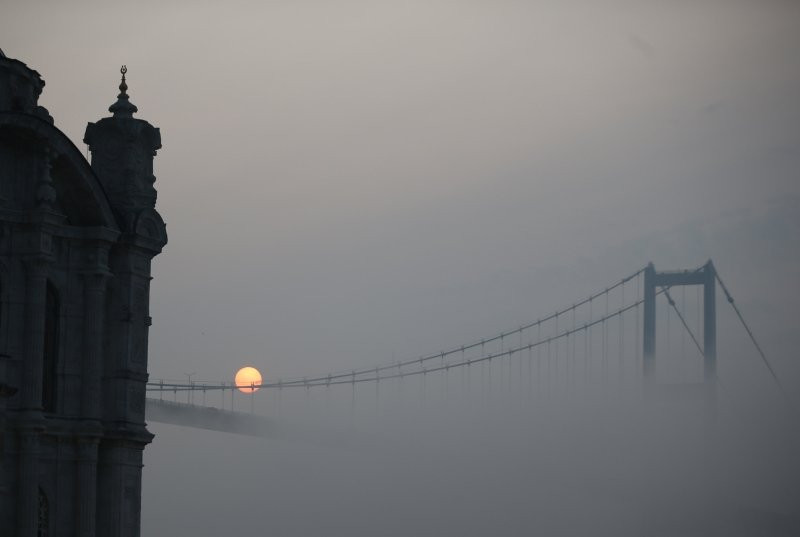 İstanbul'a sis çöktü! Göz gözü görmedi!