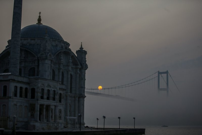 İstanbul'a sis çöktü! Göz gözü görmedi!