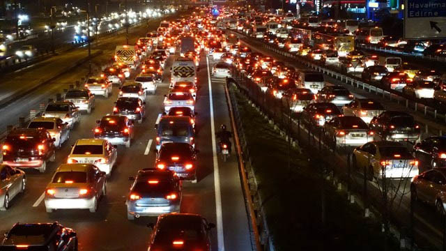 İstanbul trafiği eskiye döndü! Her bir saatin 47 dakikası trafikte geçiyor