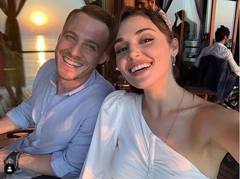 Hande Erçel dekolteli pozuyla sosyal medyayı salladı