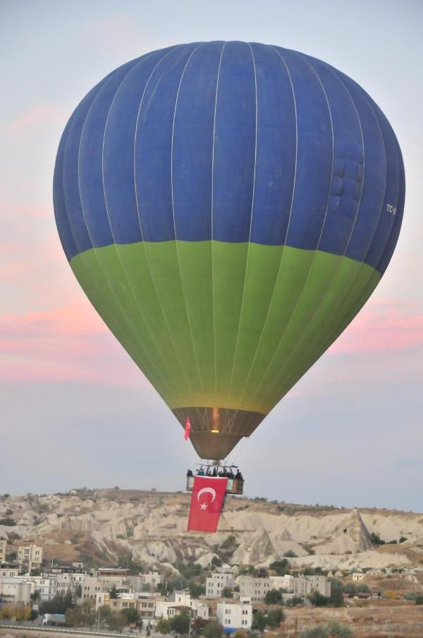Kapadokya'da balonlar, Türk bayrakları ile havalandı - Resim: 1