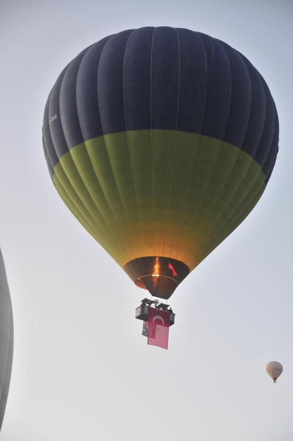 Kapadokya'da balonlar, Türk bayrakları ile havalandı - Resim: 2