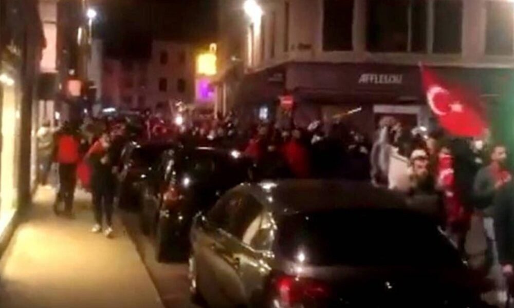 İslam düşmanı Macron'a öfke seli! Fransa sokakları inledi