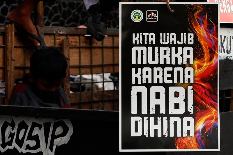 İslam düşmanı Macron'a öfke seli! Fransa sokakları inledi