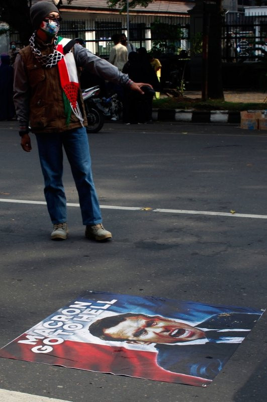 İslam düşmanı Macron'a öfke seli! Fransa sokakları inledi