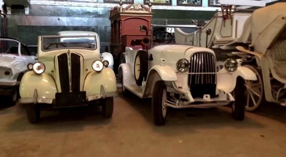 Tarih kokuyor! Garajını yüzlerce klasik otomobille doldurdu