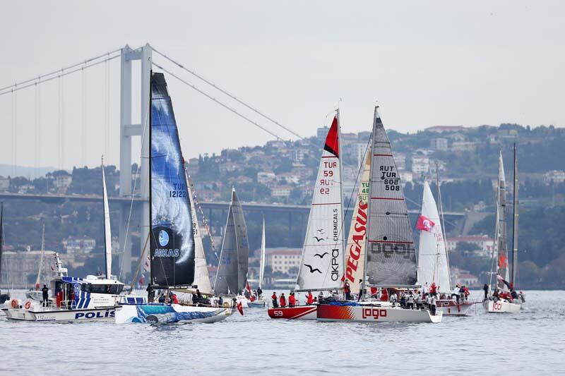 İstanbul Boğazı'nda nefes kesen yat yarışı