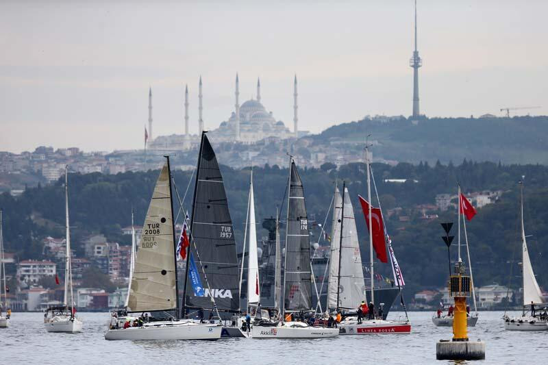 İstanbul Boğazı'nda nefes kesen yat yarışı