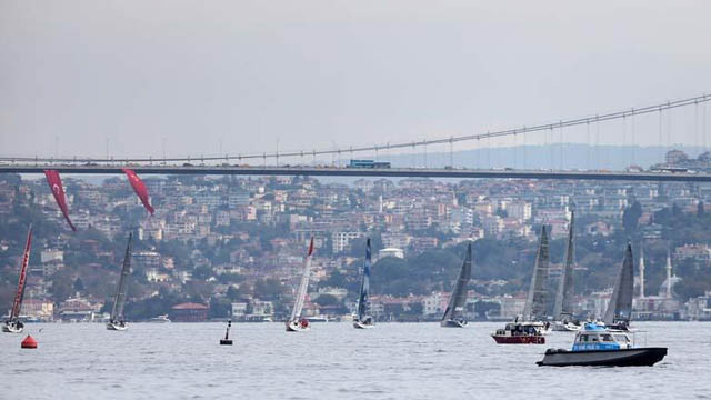İstanbul Boğazı'nda nefes kesen yat yarışı
