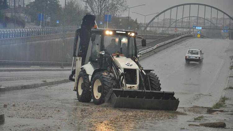 Tekirdağ Malkara'da sağanak yağış hayatı felç etti