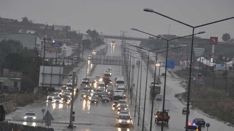 Tekirdağ Malkara'da sağanak yağış hayatı felç etti