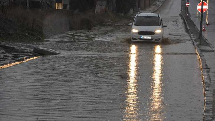Tekirdağ Malkara'da sağanak yağış hayatı felç etti