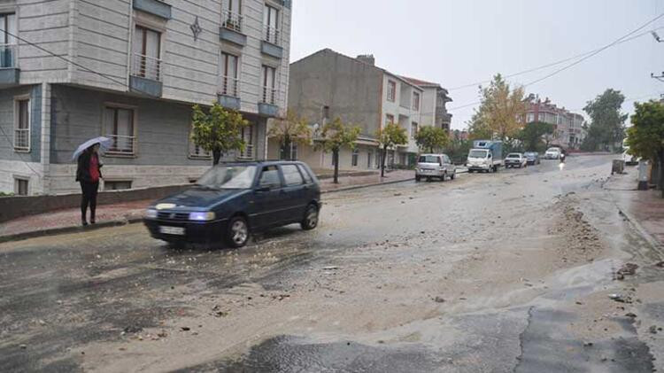 Tekirdağ Malkara'da sağanak yağış hayatı felç etti
