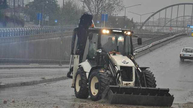Tekirdağ Malkara'da sağanak yağış hayatı felç etti