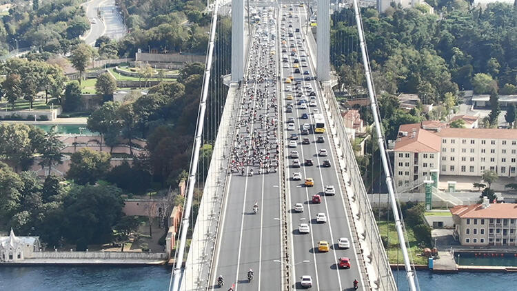 Yüzlerce motosikletli köprüden geçti