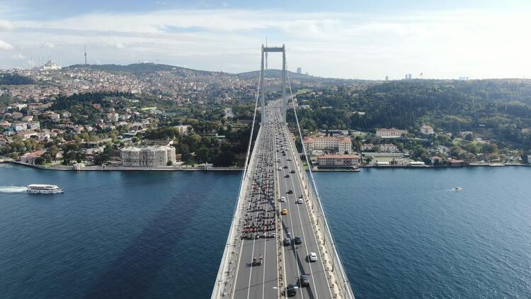 Yüzlerce motosikletli köprüden geçti